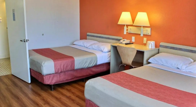 Четырёхместный номер Standard Motel 6-Coalinga, CA - East