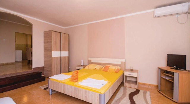 Awesome Home in Markov Rt With Wifi and 1 Bedrooms, Đặt Khách sạn Khách sạn 3 sao ở Stoliv, 3*