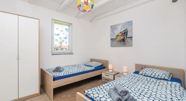 Amazing Home in Kras With Wifi and 3 Bedrooms, Varaa Hotelli Hotellit Kvarner Islands uima-altaalla, Uima-allas