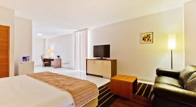 Номер Deluxe с балконом Queens Hotel