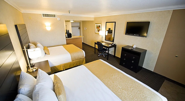 Четырёхместный семейный номер Standard Hotel dLins Ontario Airport