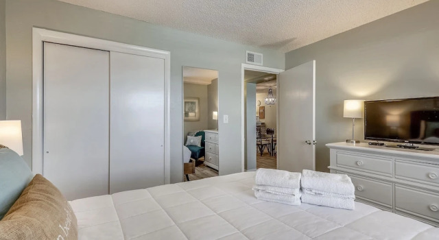 Venus 206 is a 1 BR on Okaloosa Island steps from the pool and easy beach access by RedAwning, Book Lejlighed Fort Walton Beach Emerald Coast