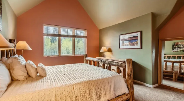 42 Burgundy 4br 3.5ba 4 Bedroom Townhouse by RedAwning, Book Feriehus Dillon Vail Ski, nær D'Vine Wine