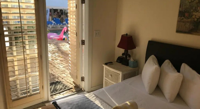 Кровать в общем номере (мужской номер) с видом на бассейн New Orleans House