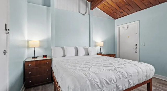 Студия Oceanfront Inn Room #15- Inlet View- King Bed