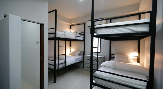Кровать в общем номере Tall Tree Kata Phuket