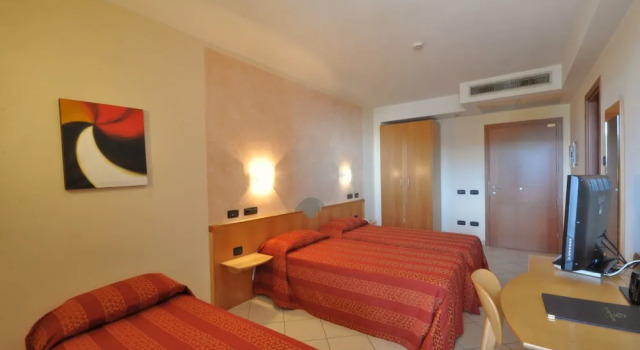 Трёхместный номер Standard с балконом Planet Hotel