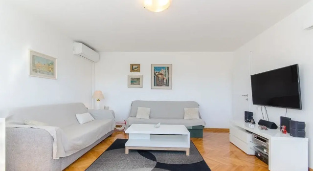 Apt Near Center w/ Terrace on top of the Building, Prenota Appartamento Splitska 