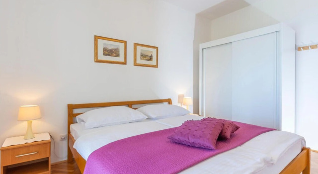 Beautiful Home in Dugi Rat With Wifi and 6 Bedrooms, Rezerwuj Hotel Hotele w Split-Dalmatia County z parkingiem, Parking