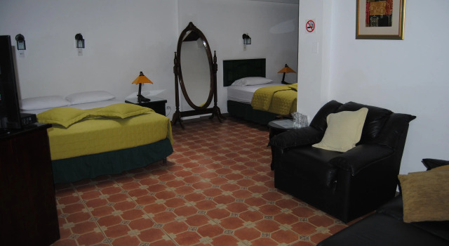 Hotel Fuente de Piedra II, Забронировать Отель Кито Сьерра, рядом с Del Arbolito Park
