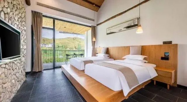 Кровать в общем номере с 4 комнатами с балконом HhanXia QianMo Homestay