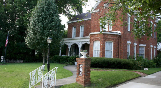 安娜贝拉家庭旅馆(Annabelle Bed & Breakfast), Забронировать Отель Отели Виксберг с бассейном, рядом с Детский художественный парк Catfish Row, Бассейн
