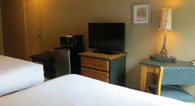 Четырёхместный номер Standard Waterton Lakes Lodge Resort
