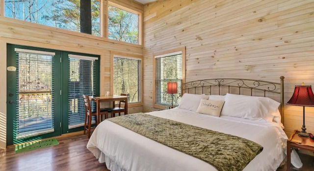 Коттедж Luxury Rivers Edge Treehouses