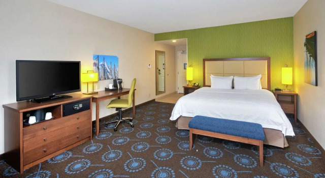 Номер Premium Hampton Inn by Hilton Halifax Downtown