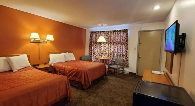 Pinebrook Motel, Забронировать Мотель Отели Лейк-Джордж с парковкой, рядом с Музей «Форт Уильям-Генри», Парковка