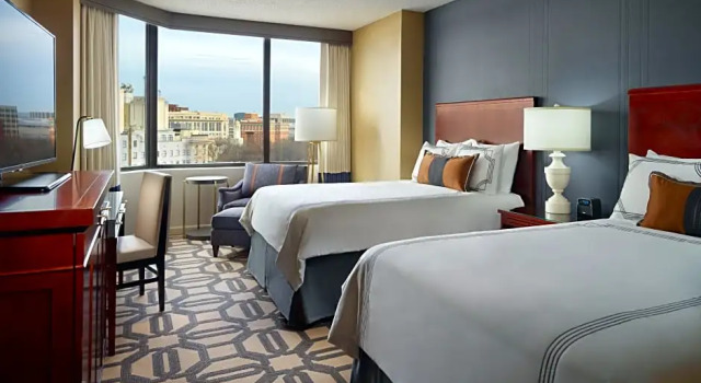Номер Premier Omni Richmond Hotel