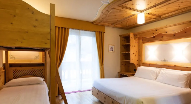 Четырёхместный номер Standard с балконом Hotel Medil
