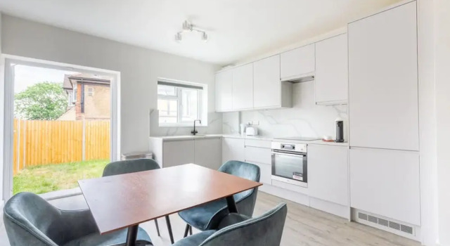 Contemporary 2 Bedroom in West London
