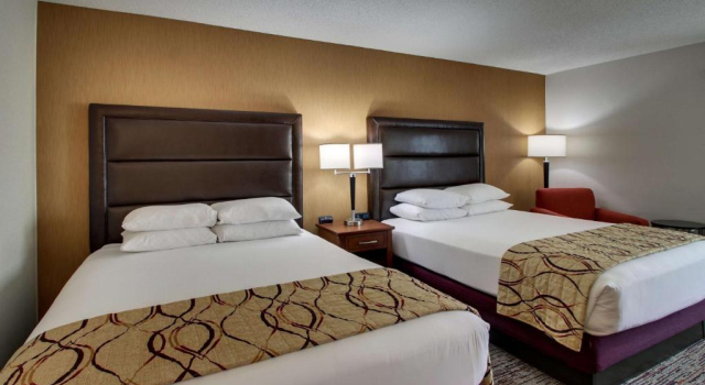 Четырёхместный номер Superior Drury Inn & Suites Evansville East