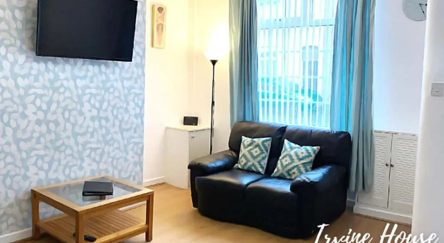 Comfy 2BR Home in Leigh Ideal for Families & Work Stays Sleeps 4, Забронировать Апартаменты/квартира Отели Лея с парковкой, Парковка