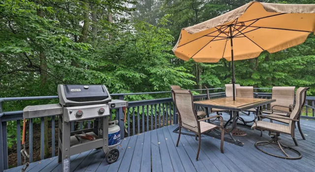 Коттедж Lake Access & Fire Pit: Spacious Tobyhanna Home!