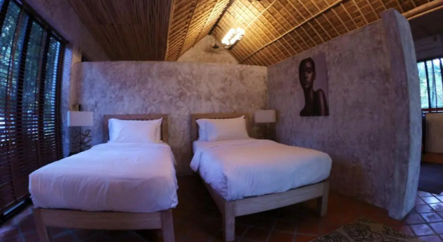 Кровать в общем номере Baanpong Lodge