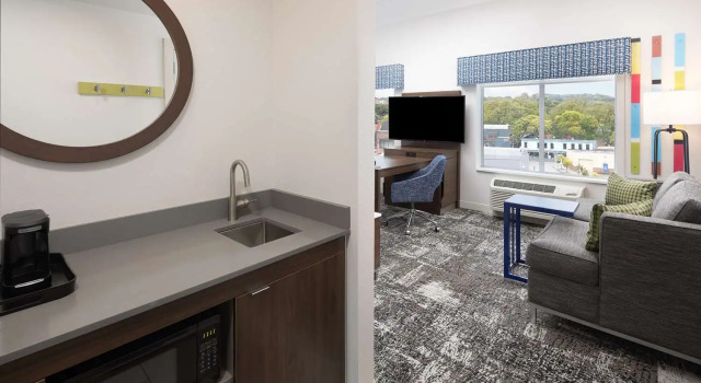 Hampton Inn & Suites by Hilton Rochester Downtown, Varaa Hotelli Hotellit New York State uima-altaalla, Uima-allas