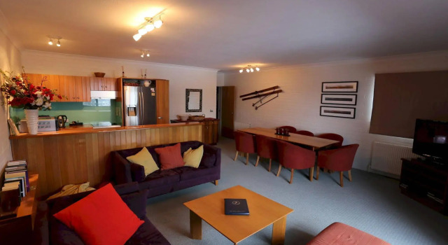 SNOWED INN apartment, Book Apartment Falls Creek 