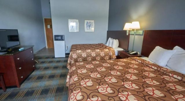 Четырёхместный номер Deluxe Riverview Inn & Suites