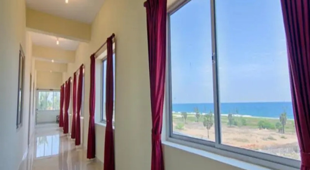 Кровать в общем номере Ganesh Beach Resort