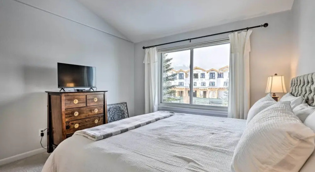 Апартаменты с 3 комнатами Stunning Mtn Views & Hot Tub: Silverthorne Retreat