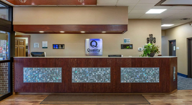 Quality Inn & Suites Zanesville City Center, Забронировать Отель Зейнсвилл штат Огайо, рядом с Суд округа Маскингам