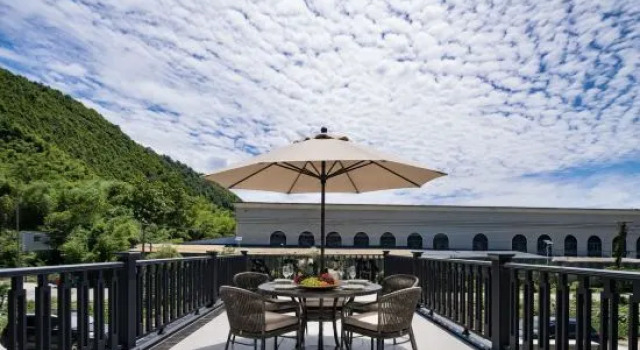 Living by the Mountain · Swimming Pool Family Vacation Boutique Stay