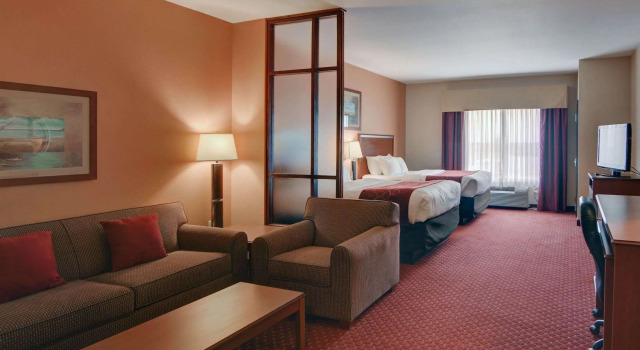 Четырёхместный люкс Quality Suites Near Cedar Creek Lake