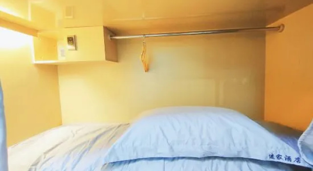Кровать в общем номере (мужской номер) Mi Jia Youth Hotel