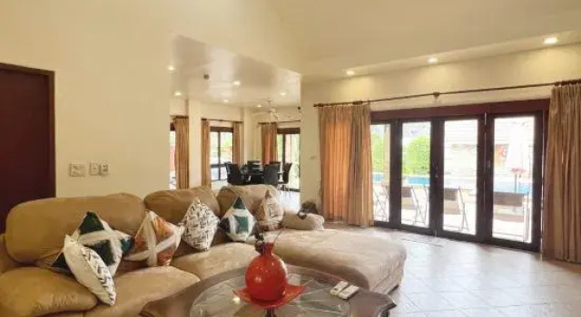 Luxury 3-bedroom villa with big pool in Rawai, Забронировать Вилла Отели Южного Таиланда с парковкой, Парковка