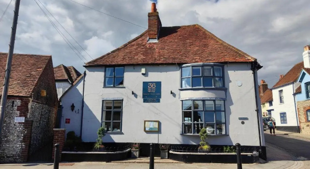 *NEW* Stunning EMSWORTH HARBOUR 3 Bedroom House, Забронировать Отель Отели Исторического графства Суссекса с парковкой, Парковка