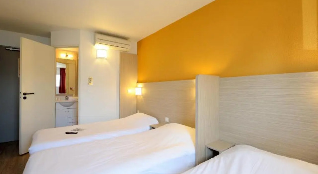 Трёхместный номер Standard with shower Hôtel Kennedy Parc des Expositions