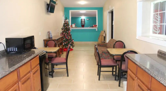 Трёхместный номер Standard American Inn & Suites