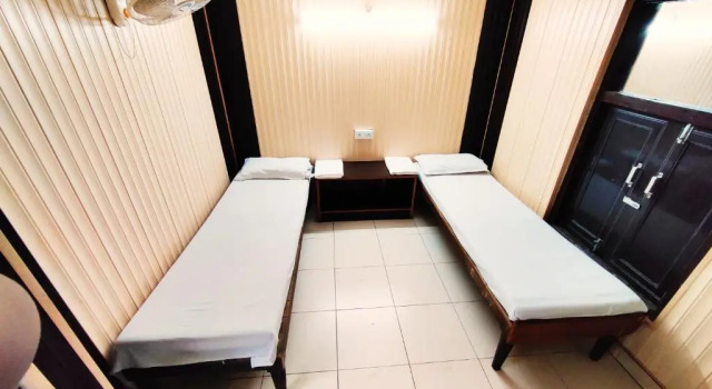 Кровать в общем номере (мужской номер) Roop Guest House