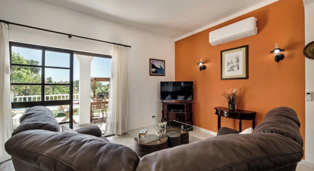 Villa V3 With Private Pool and air Conditioning and Free Wifi Internet, Rezerwuj Willa Hotele w Algarve z parkingiem, Parking