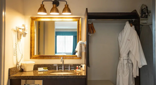 Двухместный люкс Winery Themed Ramada by Wyndham Surrey/Langley