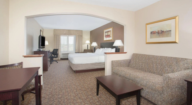 Двухместный люкс Holiday Inn Express Hotel & Suites Concordia by IHG