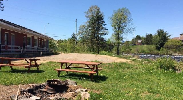 Algonquin River Inn, Varaa Hotelli  
