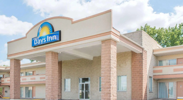 Четырёхместный номер Standard Days Inn by Wyndham St. Louis North