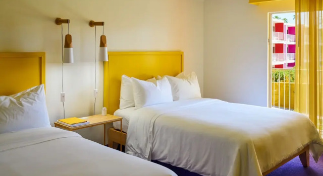 Четырёхместный номер Standard с красивым видом из окна The Saguaro Palm Springs