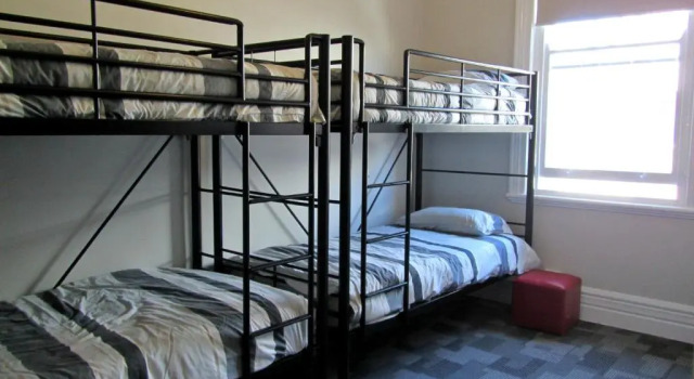 Кровать в общем номере Manly Bunkhouse