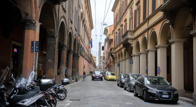 ANDREA LUXURY APARTMENTS Strada Maggiore Studio 1, Забронировать Апартаменты/квартира Санто-Стефано Болонья, рядом с Башня Гарисенда