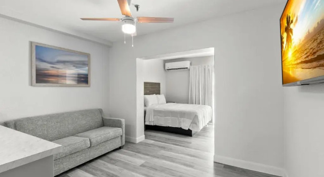Двухместная студия с балконом и с видом на залив Grand Shores West
